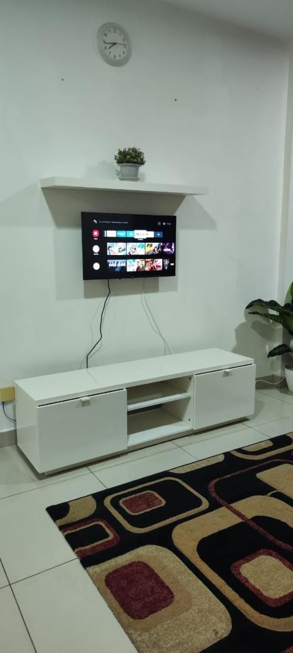 Putra 1 Pool Homestay Bandar Seri Putra Kampong Sungai Buah Bagian luar foto