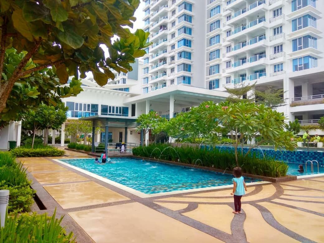 Putra 1 Pool Homestay Bandar Seri Putra Kampong Sungai Buah Bagian luar foto