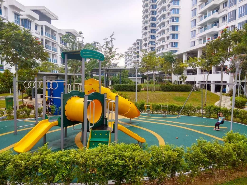 Putra 1 Pool Homestay Bandar Seri Putra Kampong Sungai Buah Bagian luar foto