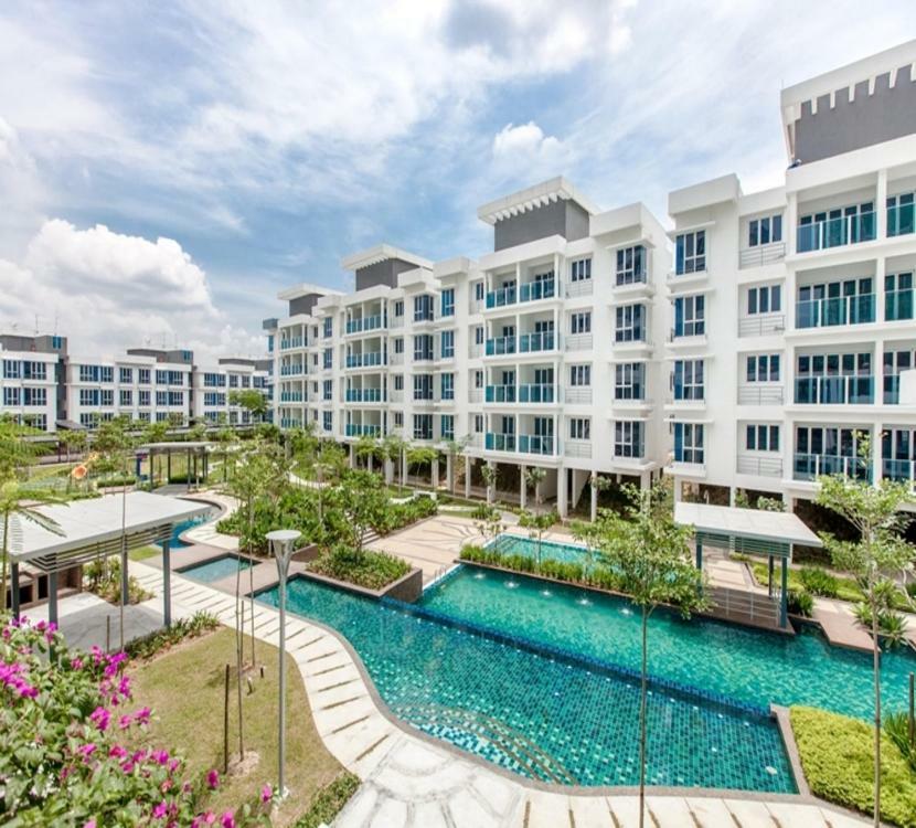Putra 1 Pool Homestay Bandar Seri Putra Kampong Sungai Buah Bagian luar foto